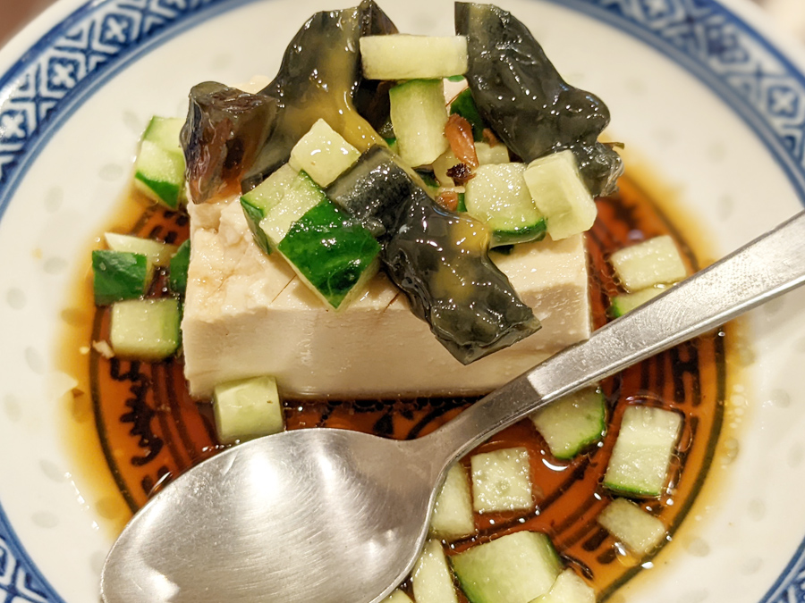中国菜OIL(オイル)の4,000円コースの前菜、ピータン豆腐の写真
