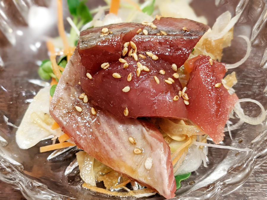 中国菜OIL(オイル)の4,000円コースの前菜、カツオのサラダ仕立ての写真