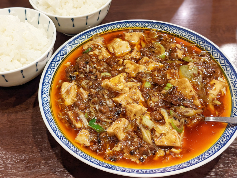 中国菜オイルのコース料理四品目「麻婆豆腐とご飯」の写真
