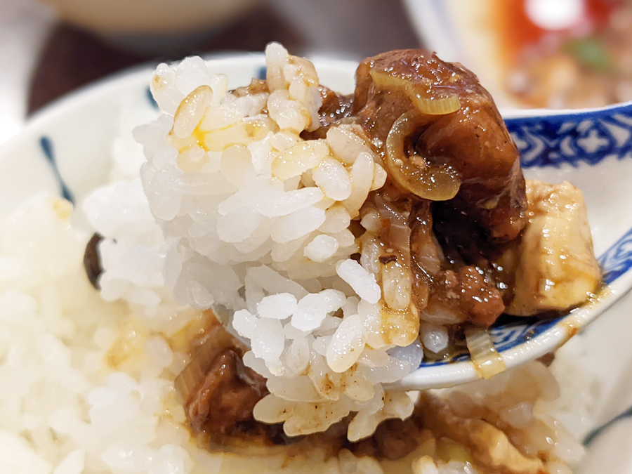 中国菜OIL(オイル)の4,000円コース、四川麻婆豆腐をご飯にのせた写真